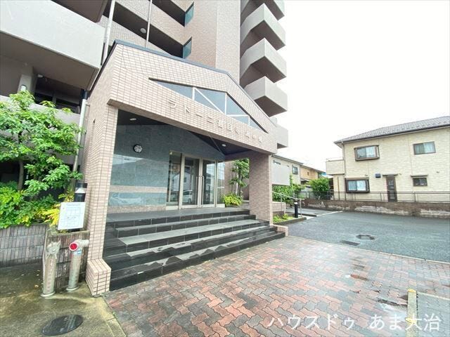 広々としたエントランスです。重厚感もあり、お洒落な空間ですね。