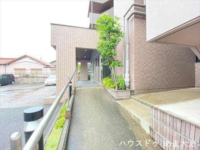スロープ付きのエントランスです。
ベビーカー等をご利用いただいてもエントランスとのアクセス良好。