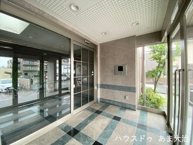 ガラス張りのエントランスで、エントランス内はとっても明るく過ごしやすい空間です。