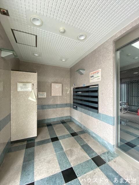 オートロック式ですので部外者がフロア内に侵入することもなさそうです。共有部にポストの設置があります。