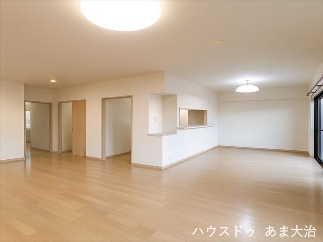 31.2帖LDK: 十分な広さがあるため圧迫感がなく、とても開放的で快適な居住空間を確保できそうですね◎ ※居住中につき室内をCGにて家具消しをしたものです。