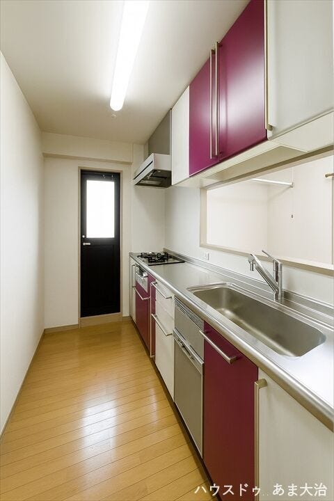 ボルドー色のキッチンは、高級感や落ち着いた雰囲気を演出できそうです◎また汚れが目立ちにくいことも嬉しいポイント。 ※居住中につき室内をCGにて家具消しをしたものです。