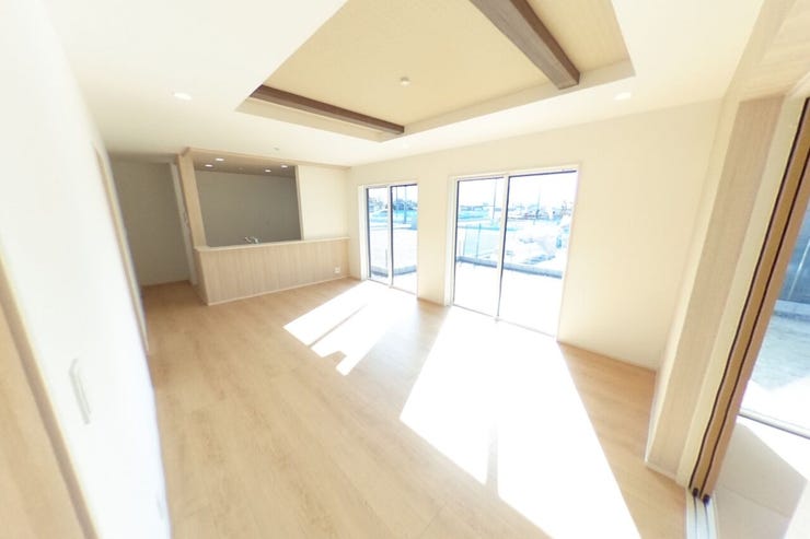 18帖のゆったりLDK!アクセントクロスと折上天井でおしゃれなリビングを演出します。ファン付きの照明を付けても良いですね。(中央市西花輪 新築建売戸建)