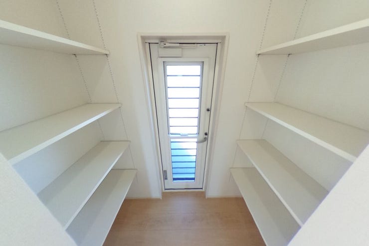 キッチン横、勝手口と可動棚スペースです。2面可動棚がありキッチン周りをスッキリとご使用いただけます。(中央市西花輪 新築建売住宅)