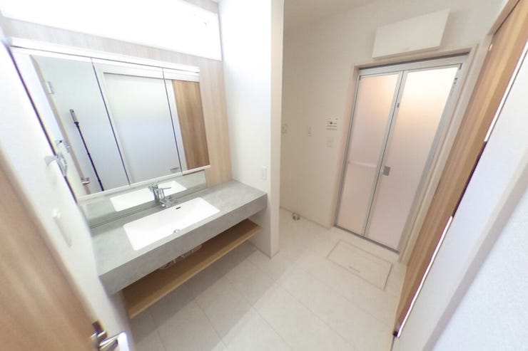 広々とした洗面、脱衣スペースです。洗面台は女性に嬉しい3面鏡です。鏡の背面は収納になっており、洗面台周りをスッキリ使えます。(中央市西花輪 新築建売物件)