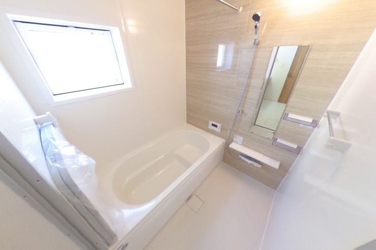 浴室換気乾燥暖房機付きの1坪バスで足をのばして入浴でき、1日の疲れを癒せます。浴室暖房はヒートショックの予防にも効果的です。冬場の入浴やお子様の沐浴、雨の日のお洗濯も(中央市西花輪 新築建売戸建)