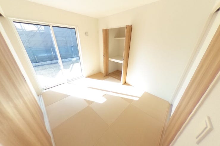 半畳畳でモダンな和洋室空間です。リビングと続き間になっており、お部屋としてはもちろん、リビングの延長、お子様の遊び場、お昼寝スペースやゲストルームにも重宝します。(中央市西花輪 新築建売住宅)
