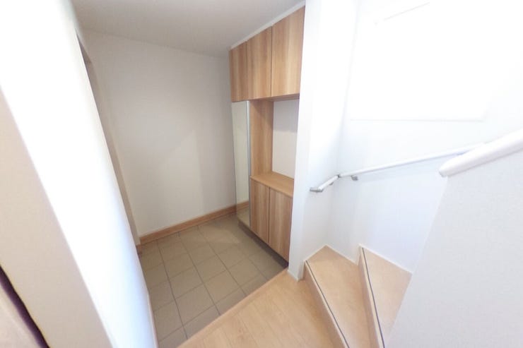 玄関には全身鏡付きの大型シューズボックスがございます。お出かけ前に靴を履いて身だしなみチェックができます。玄関ドアはスマートキーやスマホでの開閉も可能です。(中央市西花輪 新築建売住宅)