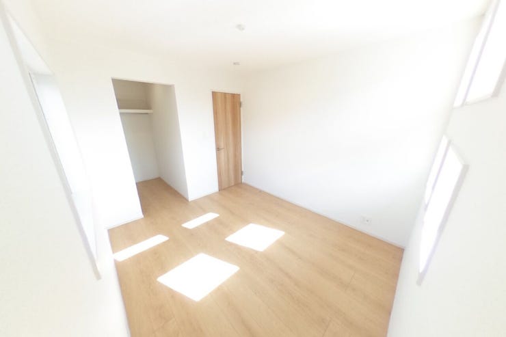 ●5.25帖洋室●お子様部屋にもピッタリのサイズ感です。2階全室にウォークインクローゼットがあり収納充実!(中央市西花輪 新築建売住宅)