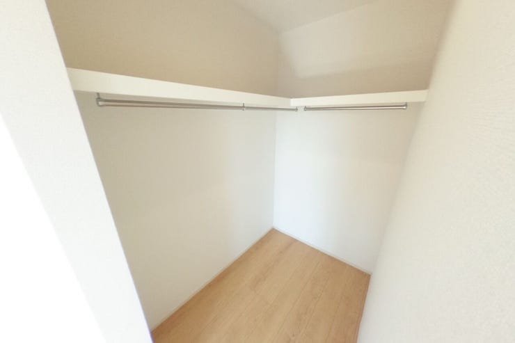 ハンガーパイプ付きの棚板が2面あり、普段使いの物、季節物の収納にも便利です♪(中央市西花輪 新築建売物件)