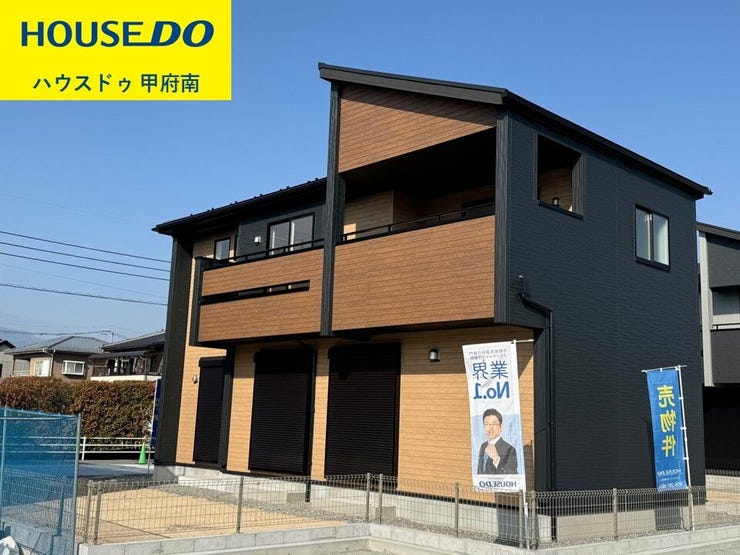 【外観】
駐車スペースは3台分、土間コンクリート施工!外構工事費込みの販売♪ワイドバルコニーはお洗濯物干しやお布団干しにも充実♪インナーバルコニーで急な雨にも安心♪(中央市西花輪 新築建売住宅)