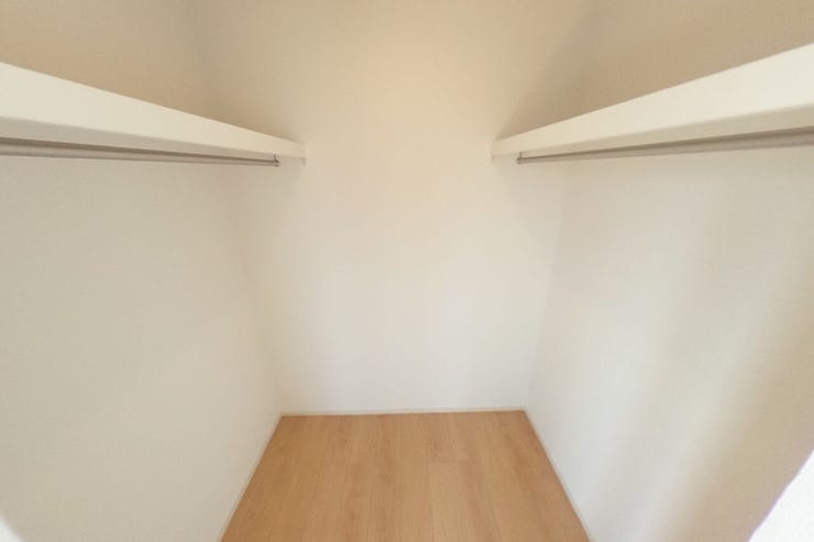 ●7帖洋室WIC●主寝室のウォークインクローゼットにはハンガーパイプ付きの棚板が2面あり、ご夫婦それぞれ の収納にも充実のスペースです(中央市西花輪 新築建売戸建)