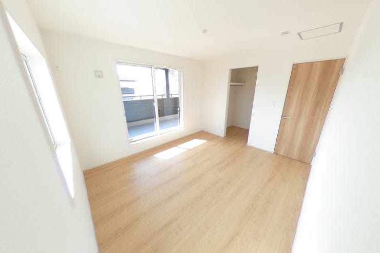 ●7帖洋室●好みの別れない落ち着いた色味のお部屋なので、家具やカーテンの色でお好みの空間にアレンジできます。WICがあり収納充実。主に主寝室としてご使用頂けます。(中央市西花輪 新築建売物件)