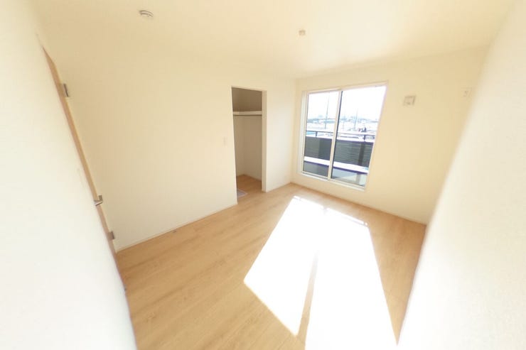 ●6帖洋室●お子様部屋にもピッタリのサイズ感です。ウォークインクローゼットがあり収納充実!バルコニーへの出入りも出来ます(中央市西花輪 新築建売戸建)