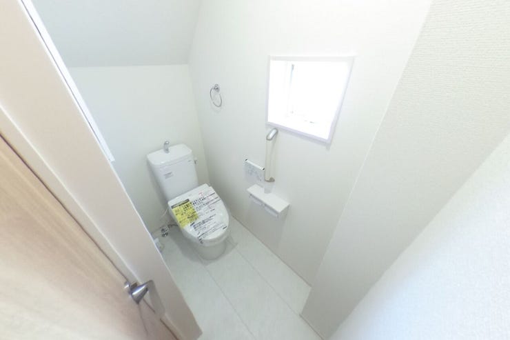 ●1階お手洗い●お手洗いは1階、2階共にウォシュレット機能、手すり、手洗いタンク、タオル掛け、ペーパー類の収納に便利な収納棚がございます(中央市西花輪 新築建売物件)