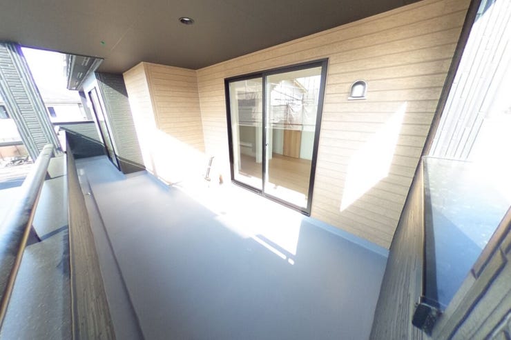 突然の雨にも安心です。共働き世帯にも嬉しい設備です。主寝室側の奥行が広めに取られています。ワイドサイズでお布団干しにも重宝します♪(中央市西花輪 新築建売戸建)