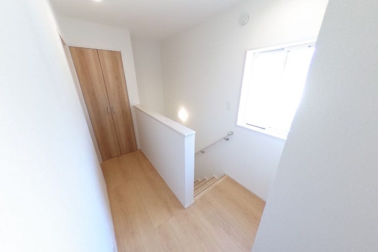 ●2階廊下●明るい廊下スペースです。階段には手すりがございます。(中央市西花輪 新築建売戸建)