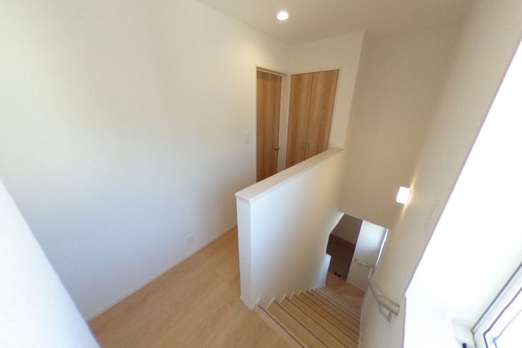 ●2階廊下●明るい廊下スペースです。階段には手すりがございます。(中央市西花輪 新築建売物件)