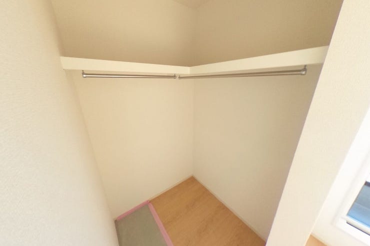 ●6帖洋室WIC●ハンガーパイプ付きの棚板が2面あり、普段使いの物、季節物の収納にも便利です♪(中央市西花輪 新築建売住宅)