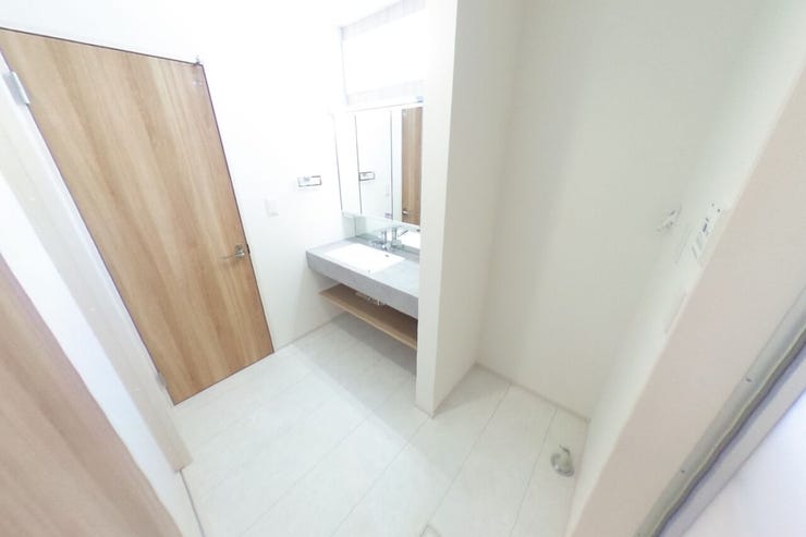 広々とした洗面、脱衣スペースです。洗面台は女性に嬉しい3面鏡です。鏡の背面は収納になっており、洗面台周りをスッキリ使えます。(中央市西花輪 新築建売住宅)