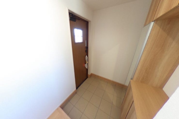 玄関には全身鏡付きの大型シューズボックスがございます。お出かけ前に靴を履いて身だしなみチェックができます。玄関ドアはスマートキーやスマホでの開閉も可能です。(中央市西花輪 新築建売戸建)