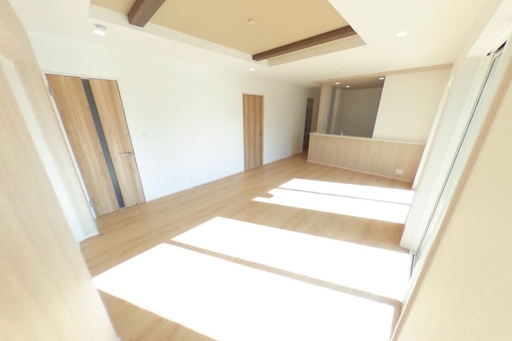 18帖のゆったりLDK!アクセントクロスと折上天井でおしゃれなリビングを演出します。ファン付きの照明を付けても良いですね。(中央市西花輪 新築建売物件)