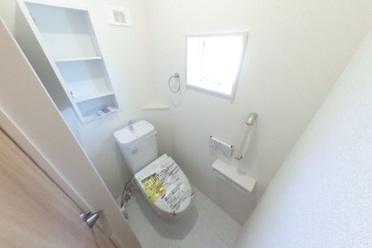 ●2階お手洗い●お手洗いは1階、2階共にウォシュレット機能、手すり、手洗いタンク、タオル掛け、ペーパー類の収納に便利な収納棚がございます(中央市西花輪 新築建売物件)