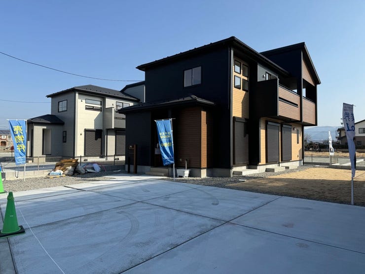 駐車スペースは3台分、土間コンクリート施工!外構工事費込みの販売♪ワイドバルコニーはお洗濯物干しやお布団干しにも充実♪インナーバルコニーで急な雨にも安心♪(中央市西花輪 新築建売住宅)