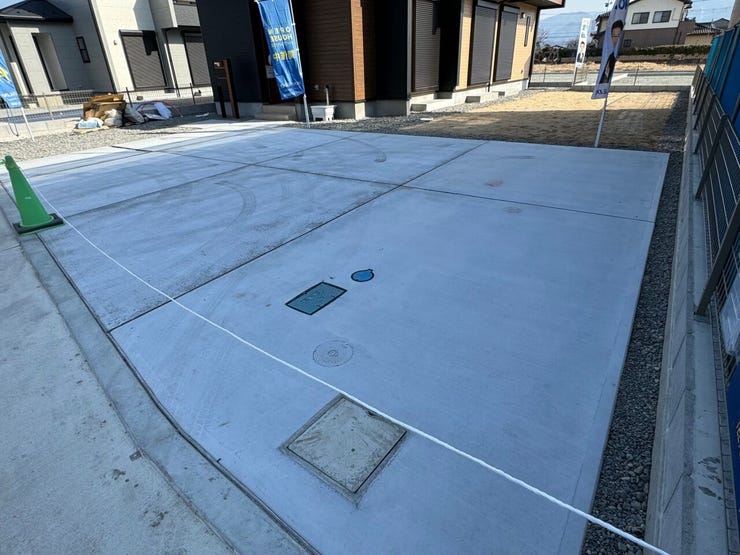 駐車場は土間コンクリート施工です。外構工事費込みの販売です。(中央市西花輪 新築建売住宅)