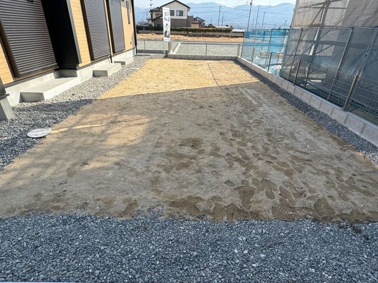 天然芝の南庭スペースです。お子様の遊び場やウッドデッキを施工したり、家庭菜園スペース、ドッグランスペースにも良いですね。(中央市西花輪 新築建売住宅)