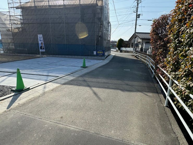 前面道路は車通りも少ないのでお車の入出庫も楽々です♪
(中央市西花輪 新築建売住宅)