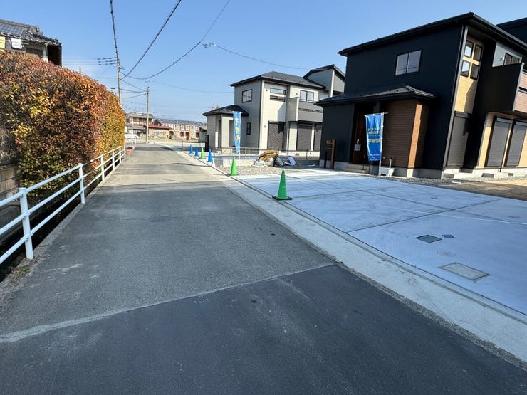 前面道路は車通りも少ないのでお車の入出庫も楽々です♪(中央市西花輪 新築建売戸建)