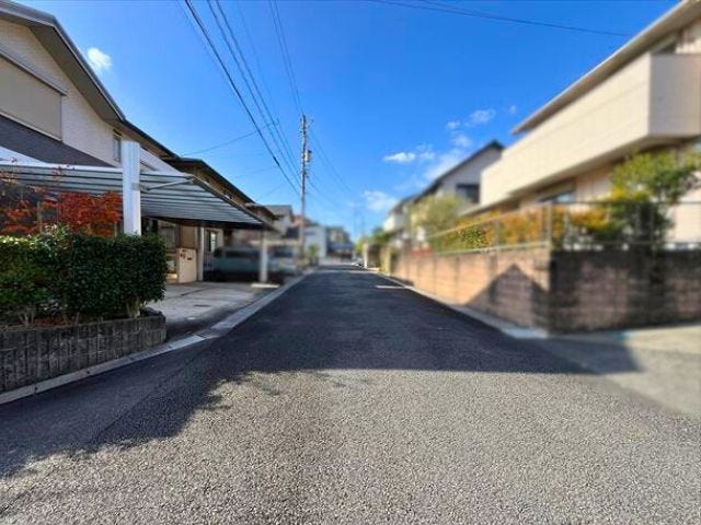北側の前面道路、幅員約6mです。道路幅が広いので、向かいの住宅とも距離があるため日当たりも確保しやすいです。
(2025年11月28日 撮影)