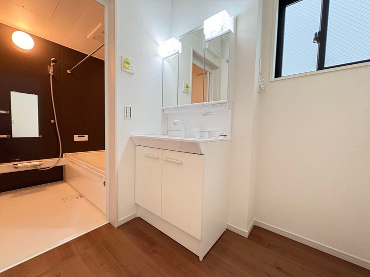 シャワー付き洗面化粧台♪
朝の身支度も楽々♪