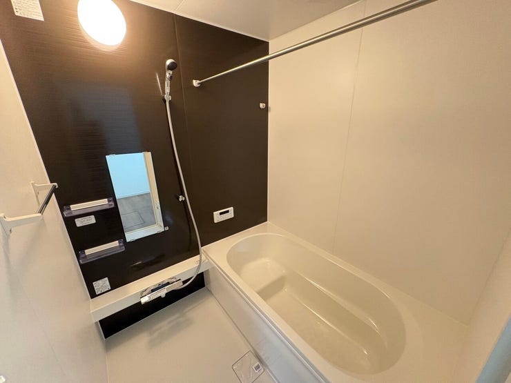 ゆったりくつろげるバスルーム♪
小窓付きで換気もバッチリです♪