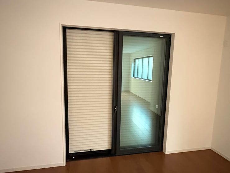 シャッター雨戸
長期の旅行や台風などの災害に役立ちます!