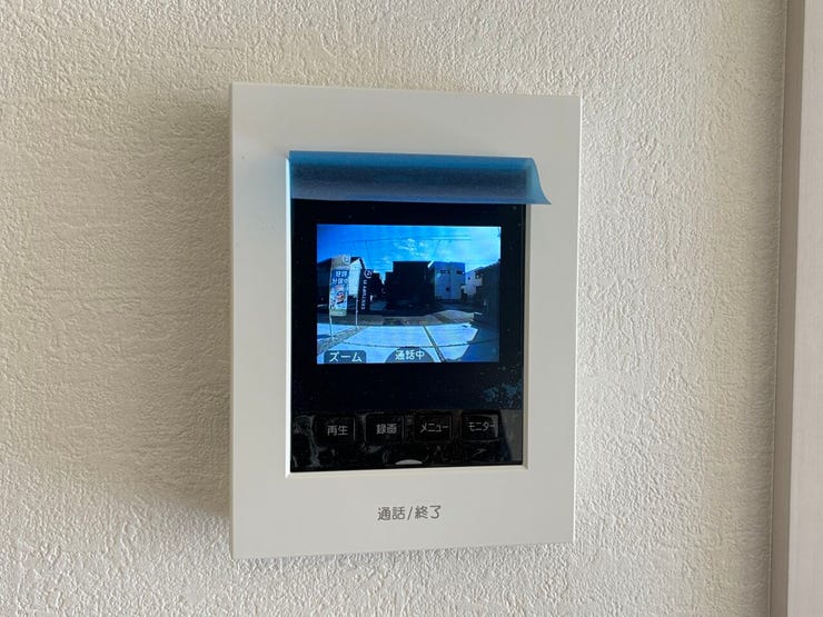 モニター付きインターホン
訪問者の顔が確認できるのでお子様の留守番も安心ですね♪