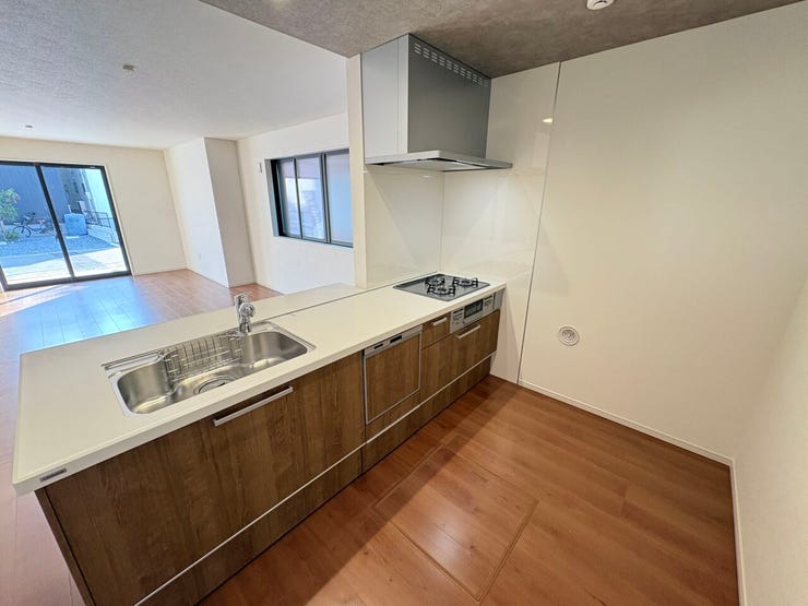 使い勝手の良いシステムキッチン♪
対面式で家族の様子を見守りながらお料理ができます♪