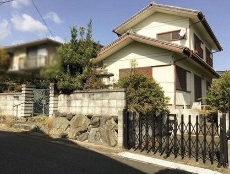 【外観】
「学研奈良登美ヶ丘駅」よりバス乗車6分、バス停「鹿ノ台北二丁目」より徒歩4分の立地◎