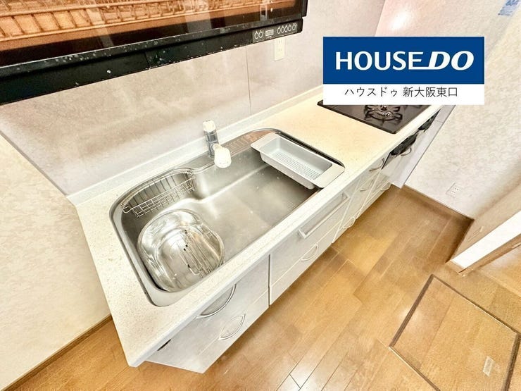 大きめのフードや引き出し式の食器収納も備え、お料理しやすいキッチンです。