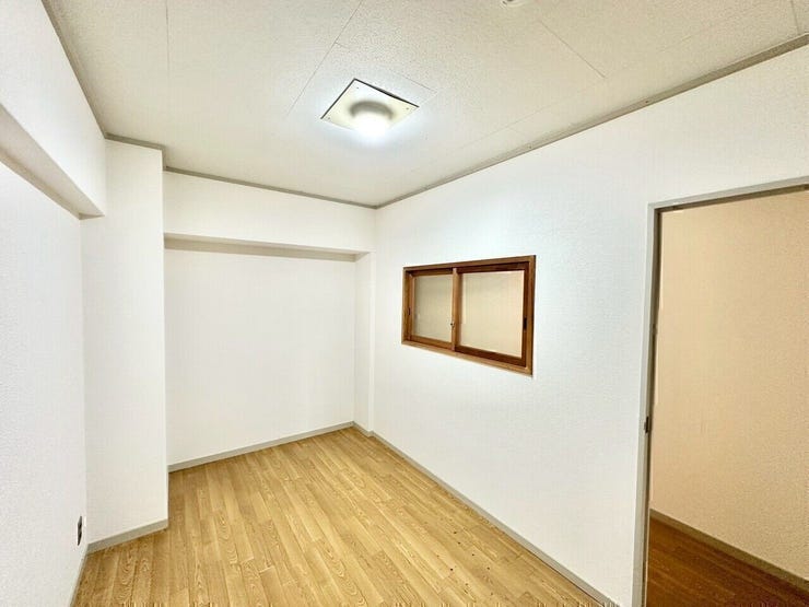 6帖洋室
玄関側に向かって、レトロな窓が設置されています。