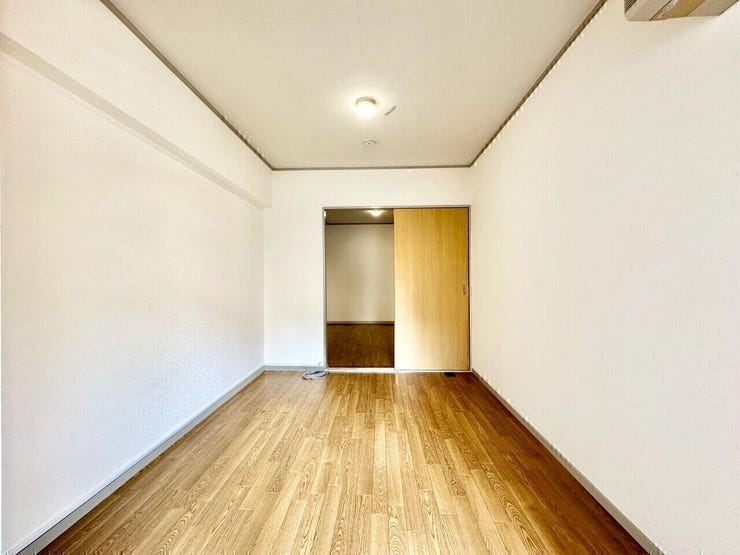 6帖和室
こちらのお部屋はバルコニーに面しているのでとても明るいです。