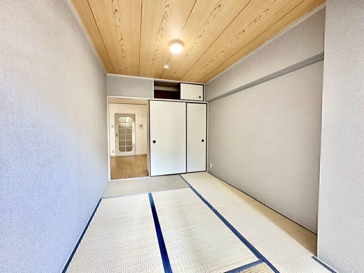 同じく和室もバルコニーに面しているので明るいです。
畳は新調されています。