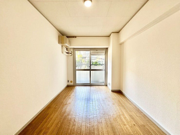 窓からは植栽も望めます。遮蔽物がないので明るいです。