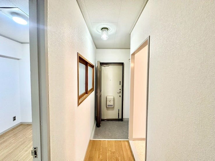 玄関にはシューズボックスがありませんが、スペースは空いてますので追加で設置可能です。