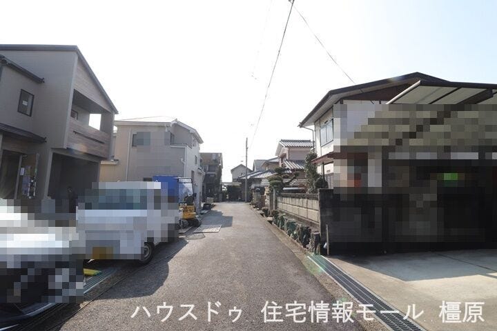 周辺は交通量が少なく、小さなお子様がいらしても安心。とっても静かな環境です。(2026年2月12日撮影)