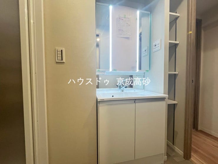 十分な大きさの洗面台は収納もさる事ながら、身だしなみチェックや歯磨きなど、朝の慌ただしい時間でもゆとりあるスペースで余裕を感じていただけます。