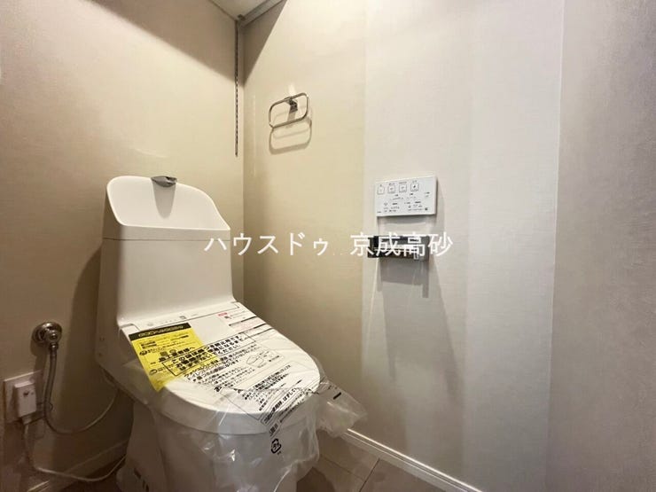 洗浄付き便座が魅力的なトイレです♪毎日使用する場所だからこそ、いつも清潔な空間であって頂けるよう配慮しました。窓で換気はばっちり、デザインもシンプルで清潔感が漂います。