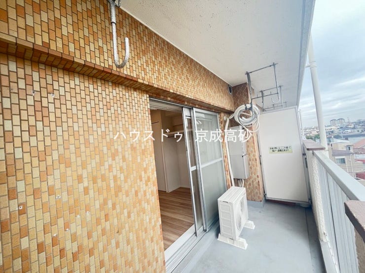 暖かい陽ざしが差込むバルコニー。晴れた日には洗濯物が良く乾きます。風通しも良好です。