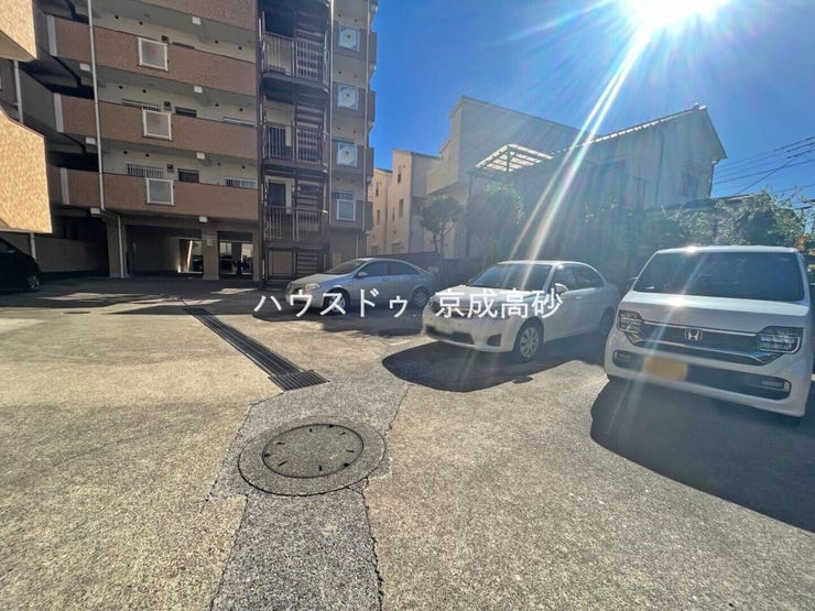 敷地内にある駐車スペースです。空き状況は、お気軽にお問合せください。